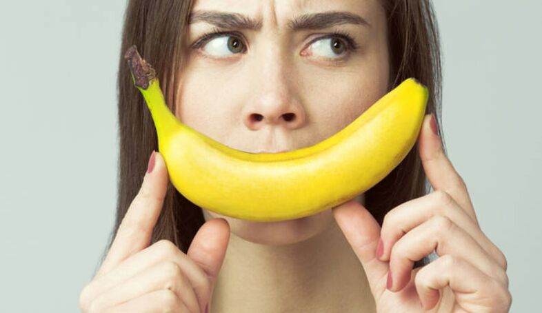 dziewczyna z bananem imituje powiększanie penisa masażem